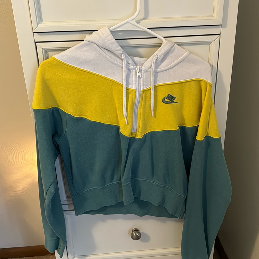 Cropped Nike hoodie